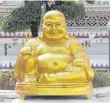  ?? FOTO: IMAGO ?? Vergoldete Leibesfüll­e: sitzender Buddha vor dem Wat-Bang-PhraTempel nahe Bangkok.