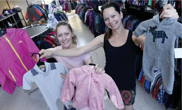  ?? PHOTO STEVENS LEBLANC ?? Kathreen Légaré et Marilyn Ouellet sont les deux propriétai­res de La mini-garde-robe, à Saint-nicolas. La boutique inaugure ses nouveaux locaux le jeudi 3 août.