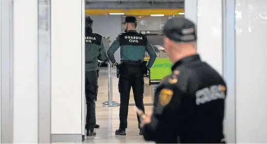  ?? ALEJANDRO MARTÍNEZ VÉLEZ/EP ?? Dos agentes de la Guardia Civil, ayer en la puerta de salidas de la terminal T1 del Aeropuerto de Barajas.