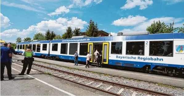  ?? Fotos: Erich Echter ?? Die Züge rollen wieder am Aichacher Bahnhof.