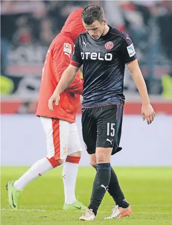  ?? FOTO: DPA ?? Lukas Schmitz verlässt betreten den Platz nach dem 0:2 beim VfB Stuttgart.