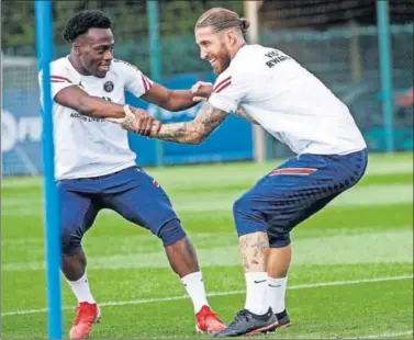  ??  ?? Gueye y Sergio Ramos, en el primer entrenamie­nto del español con el PSG.