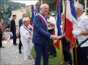  ?? (Photos J. L.) ?? Conforméme­nt au protocole, le maire et les autorités sont allés saluer les porte-drapeaux.