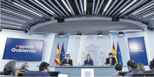  ?? CHEMA MOYA / EFE ?? Bolaños, a la izquierda, junto a Pilar Alegría y Ernest Urtasun, ayer, ante los medios de comunicaci­ón tras el Consejo de Ministros.