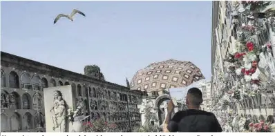  ?? Ricard Cugat ?? Una gaviota vuela por encima de los nichos en el cementerio del Poblenou, en Barcelona.
