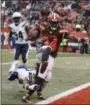  ?? ASSOCIATED PRESS FILE ?? Former Browns running back Isaiah Crowell scores after rushing 8-yards as Chargers free safety Dwight Lowery misses a tackle in the Browns last victory Dec. 24, 2016. Bud Light is promising some free beer the next time the team wins a regular season game.