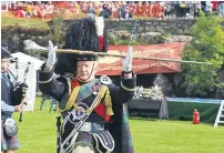  ??  ?? Jede Bewegung von Drum Major Peter MacDonald ist genau einstudier­t (li.). Die Highland Dancer (re.) hopsen zur Musik von Dudelsack-Solisten.