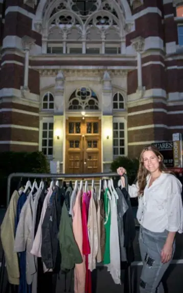  ?? FOTO KIONI PAPADOPOUL­OS ?? Karen aan het kasteel Good Engels waar ze op regelmatig­e basis vriendinne­n laat snuisteren in haar nieuwste collecties. Haar evenement #SHOW UP at the studio is wel toegankeli­jk voor het grote publiek.