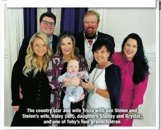  ?? ?? The country star and wife Tricia with son Stelen and Stelen’s wife, Haley (left), daughters Shelley and Krystal,
and one of Toby’s four grandchild­ren