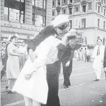  ?? VICTOR JORGENSEN THE ASSOCIATED PRESS/U.S. NAVY, FILE ?? George Mendonsa kisses Greta Zimmer Friedman to celebrate the end of the Second World War. Mendonsa passed away on Sunday at 95.