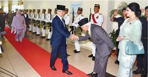  ??  ?? Sultan Abdullah is greeted by Taib upon his arrival at Kuching Internatio­nal Airport.