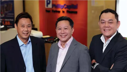  ?? SAMUEL ISAAC CHUA/THE EDGE SINGAPORE ?? The Phillip Capital Management team (from left): Stephen Beng, head of ESG strategy; Linus Lim, CEO; and Martin Chong, director, portfolio management