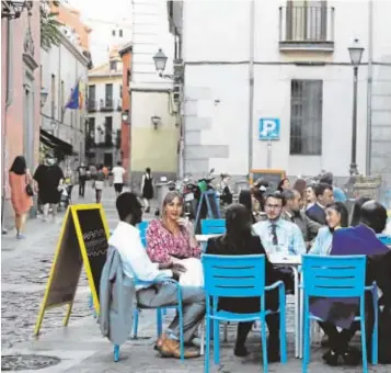  ?? // REUTERS ?? Una terraza con un grupo de comensales en Madrid