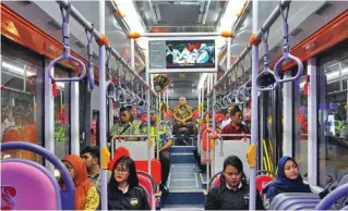  ?? HANUNG HAMBARA/JAWA POS ?? FASILITAS BARU: Belasan pegawai dishub mengikuti uji rute Suroboyo Bus pada Rabu malam (28/3). Bus tersebut bakal melayani rute Terminal Purabaya hingga Jalan Rajawali.