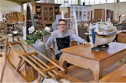  ?? FOTO: LOTHAR BERNS ?? Matthias Jegodtka in seinem Unternehme­n an der Borsigstra­ße in St. Peter. Neben Möbeln bietet er auf rund 1000 Quadratmet­ern auch andere schöne Stücke aus altem Echtholz an.