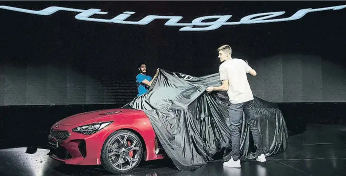  ??  ?? Atracción Con el fascinante Stinger, un automóvil que los técnicos de la marca coreana han trabajado durante dos años, Kia lanza un órdago a berlinas deportivas premium de cinco pasajeros como el BMW 4 Gran Coupé o el Audi A5 Sportback