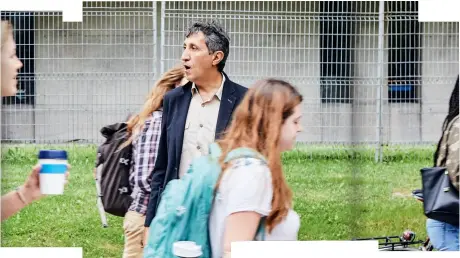  ??  ?? Amir Khadir, député sortant de Québec solidaire, dans « l’opération campus » à l’Université de Montréal.