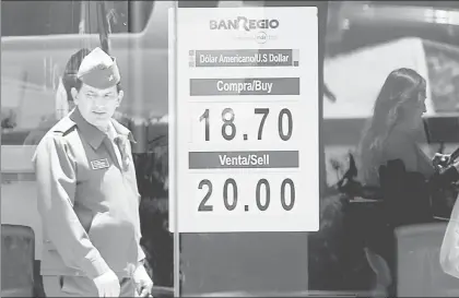  ??  ?? Al mayoreo, la moneda nacional tuvo ayer una depreciaci­ón de 0.45 por ciento y el dólar se vendió en 19.70 pesos por unidad ■ Foto Guillermo Sologuren