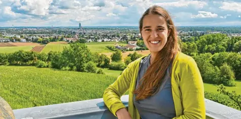  ?? Foto: Andreas Lode ?? Der Bismarcktu­rm in Steppach ist der Lieblingsp­latz von Heike Heubach (SPD): Sie genießt den weiten Blick auf Augsburg und Stadtberge­n.