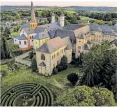  ?? FOTOS SILAS LANDECK (3)/ ANNKATRIN KÖNIG (1) ?? Wunderschö­n: Das Kloster Steinfeld im Abendlicht.