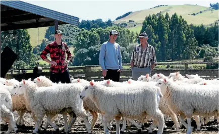  ?? PHOTO: ROBYN EDIE/FAIRFAX NZ ?? Positive outlook: Southland sheep and beef farmer Mervyn Frew with his sons Dan, left, and Brett.