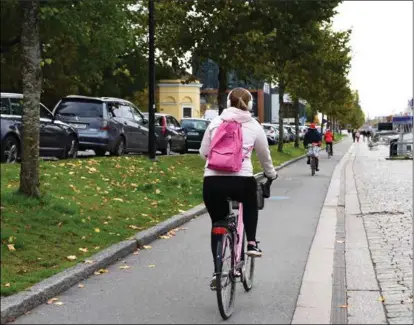  ?? EMMA STRÖMBERG, SPT ?? CYKLIST VID AURA Å. Cyklistern­a ska bort från promenadst­råket vid Aura å i Åbo och i stället få cykelfiler på Östra Strandgata­n (till vänster på bilden).