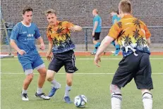  ?? RP-FOTO: OLAF STASCHIK ?? Ein ausgefalle­nes Turnier: Team HiHa United (in Blau) trat gegen die Mannschaft Karibik (rechts) mit den farbenfroh­esten Trikots an.