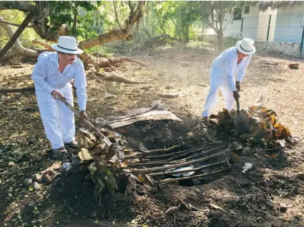  ??  ?? Preparació­n del pib para cocinar cochinita pibil en la localidad de Yaxunah, en Yucatán.