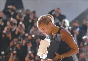  ?? CHRISTOPHE SIMON AGENCE FRANCE-PRESSE ?? La Française de 37 ans Julia Ducournau, réalisatri­ce de Titane, est repartie avec la Palme d’or samedi au terme de la cérémonie de remise de prix du Festival de Cannes.