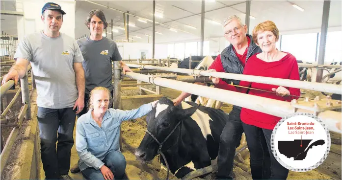  ??  ?? La Ferme Morivan compte 300 hectares de cultures, 235 vaches en lactation et quatre robots de traite. Elle est exploitée par une famille de passionnés composée de Dany Houde, Daniel, Marie-Claude et Yvan Morin, sans oublier, à l’extrême droite,...