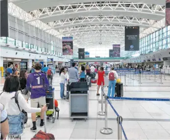  ?? FOTOS: PRIVAT ?? Der Flughafen von Buenos Aires: Wer es irgendwie schafft, schaut, dass er das Land verlassen kann.
