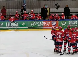  ?? FOTO: FILIP SAXÉN ?? ■
HIFK-spelarna trivdes bra i Grankulla ishall där laget besegrade RoKi damligans match.