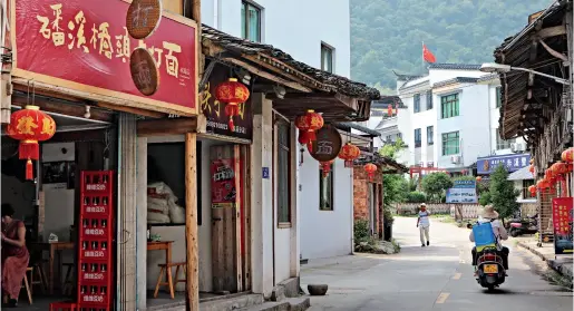  ??  ?? Aujourd’hui, on peut facilement trouver des restaurant­s et des hôtels pour faire du tourisme rural dans le village de Chixi.