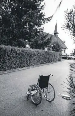  ??  ?? «Je n’ai pas construit cette image, confie Eddy Mottaz. Après coup, elle a du sens. Dans un EMS, un prêtre avait menacé Lilianne: elle irait en enfer si elle passait à l’acte. La vieille dame avait répondu: «Monsieur le curé, ça fait vingt ans que je suis en enfer.»