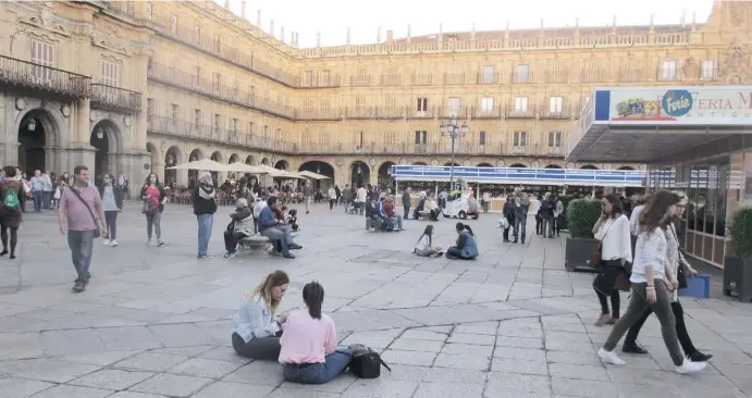  ?? Fotos: Ingrid Lechner/Ariane Schleifer ?? Die Plaza Mayor ist beliebter Treff-, Dreh- und Angelpunkt im Leben der historisch­en Universitä­tsstadt.