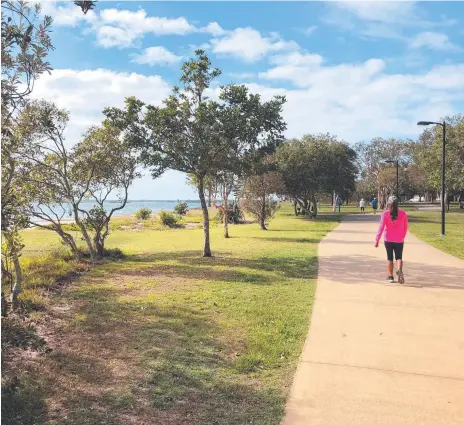  ?? Picture: AMANDA ROBBEMOND ?? Paradise Point Esplanade South Park is much less crowded than its northern neighbour.