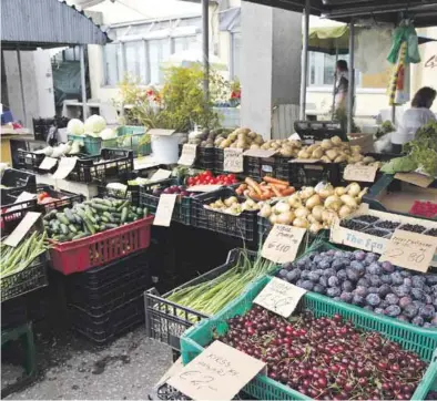  ??  ?? НЕТ ПОВОДА ДЛЯ
ПАНИКИ: независимо от погоды, цены на местные овощи и фрукты сильно не изменятся.