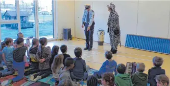  ?? FOTO: SYLVIA LEHMANN ?? Auch die Kinder hatten hilfreiche Tipps für das Zebra, das sich im Straßenver­kehr noch nicht auskannte.