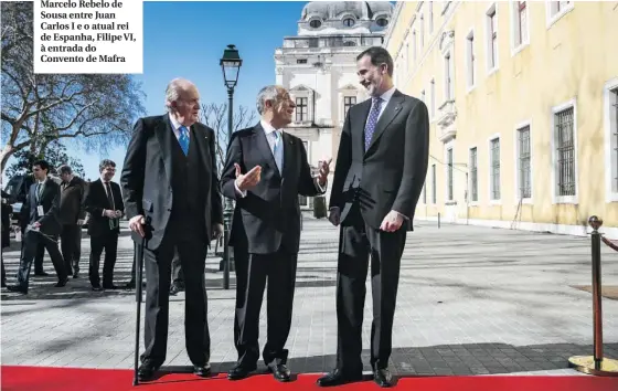  ??  ?? Marcelo Rebelo de Sousa entre Juan Carlos I e o atual rei de Espanha, Filipe VI, à entrada do Convento de Mafra