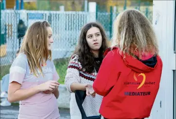  ?? (Photos Eric Ottino) ?? Le rôle des médiateurs de l’Adosphère de Villeneuve-Loubet, surveiller et sécuriser les abords du collège Romée, qui compte  élèves. Océane et Lola y trouvent une oreille attentive mais aussi un rappel des règles qui sécurisent.