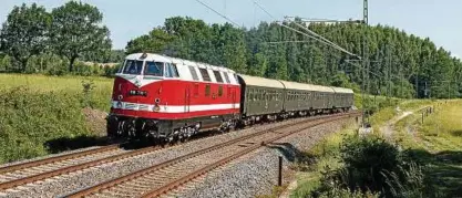  ??  ?? Dei Lok   zieht am . Mai einen Sonderzug von Glauchau nach Schleiz, organisier­t von den Geraer Eisenbahnw­elten. Foto: Philipp Popp