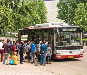  ??  ?? Des autobus de la ville de Pékin passeront bientôt au moteur électrique grâce à un partenaria­t sino-québécois.