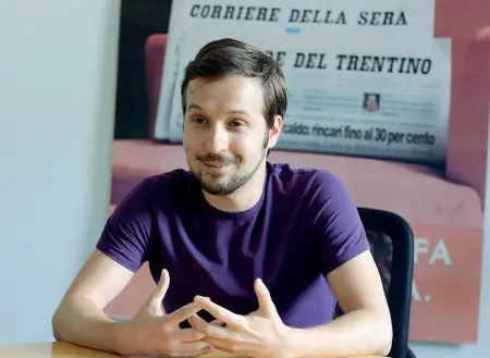  ?? (Foto Rensi-Nardelli) ?? Protagonis­ta Elia Bombardell­i racconta com’è nata la sua idea di realizzare lezioni video online per spiegare in modo chiaro e veloce la matematica e la fisica. Collabora con l’Università di Trento