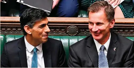  ?? ?? El primer ministro británico, Rishi Sunak, y su ministro de Economía, Jeremy Hunt.