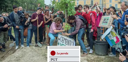  ?? Fridays for future ?? In azione Gli attivisti di
piantano un albero in piazzale Baiamonti, dove il Comune vorrebbe che venisse realizzata la Piramide bis