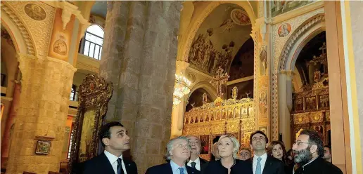  ??  ?? A Beirut Marine Le Pen in visita alla chiesa Georas con il governator­e di Beirut Ziad Shabib (secondo a destra )