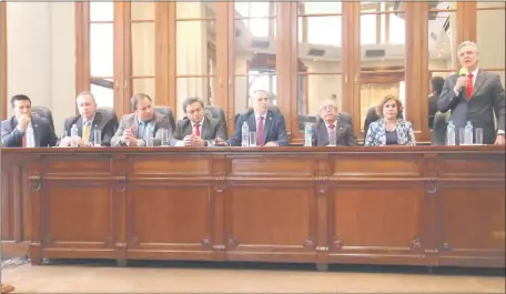  ??  ?? El senador Enrique Bacchetta (primero de la derecha) junto a los demás miembros del Jurado de Enjuiciami­ento.