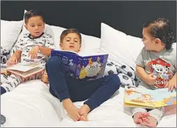  ??  ?? LECTURAS. Thiago, Mateo y Ciro pasan el tiempo leyendo cuentos en la cama de sus padres.