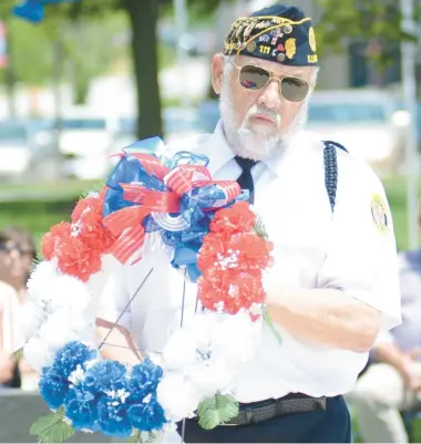  ?? JEFF VORVA/DAILY SOUTHTOWN ?? Navy veteran Dan Graglia prepares to lay the wreath during Orland Park’s Memorial Day ceremony.