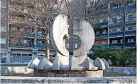  ?? Foto: Rene Meinig ?? Der östliche „Kracht-Brunnen“am Goldenen Reiter wird jetzt nach Anlaufschw­ierigkeite­n saniert.